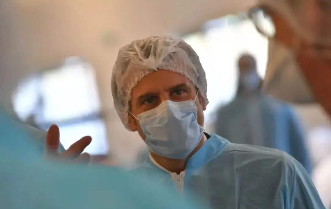 来自中国的救命物资空运抵达巴黎，法国人表示：“比金条还抢手”