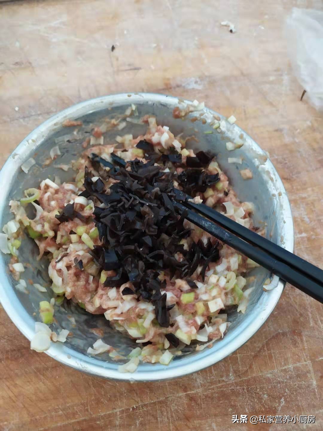 素馅水煎包子味道鲜美极致,香酥水煎包子