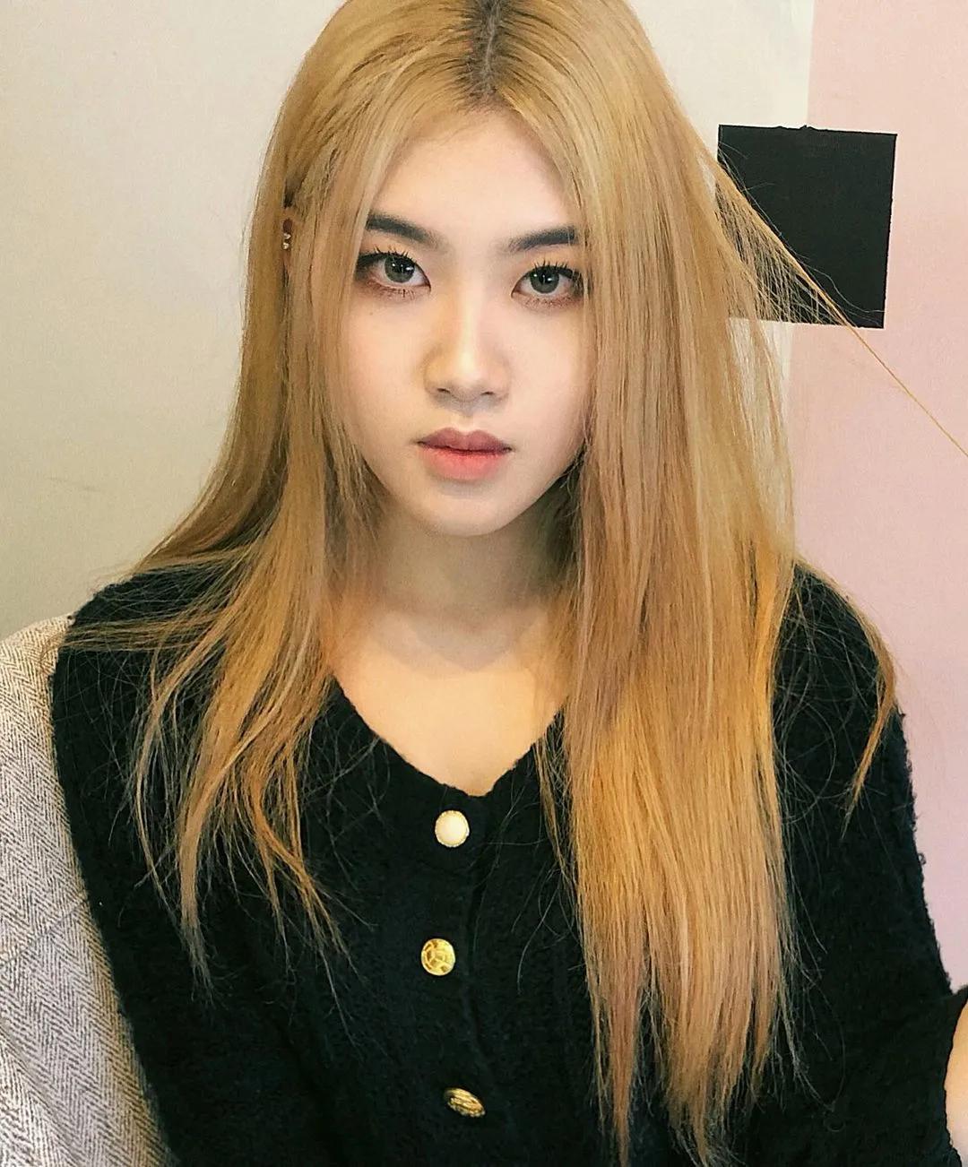 lisa和rosie秀恩爱,lisa与rosa在直播间接吻