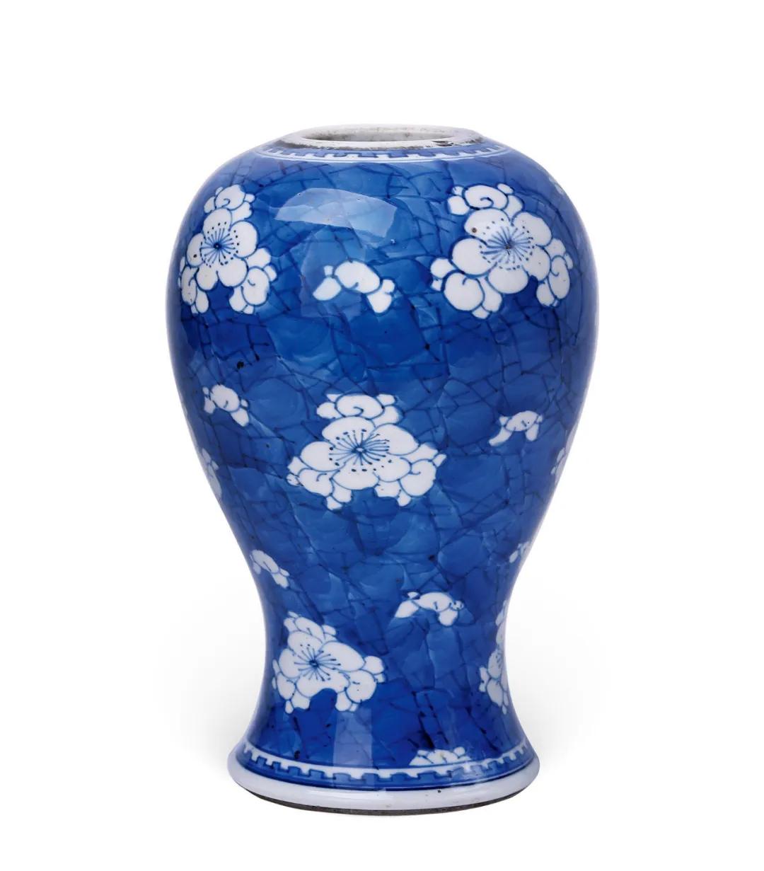 中国人喜欢的瓷器,康熙款青花加彩冰梅纹罐