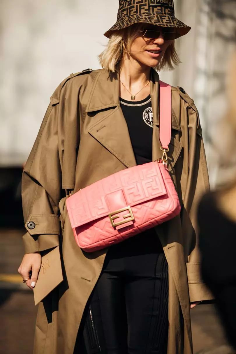 法棍包怎么搭配时尚,春夏百搭质感时尚法棍包