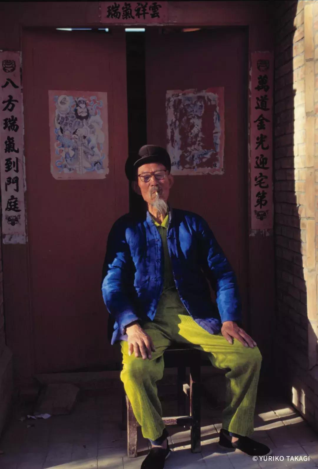 25年前,一个日本人带着天价衣服到中国,给西北人拍了一批硬照