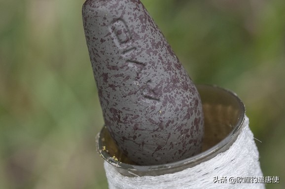 外国人钓鱼打窝技巧,老外用超大饵钓鱼