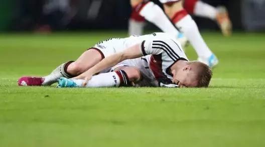 足球运动如何对膝盖进行保护,足球比赛中如何保护好膝盖