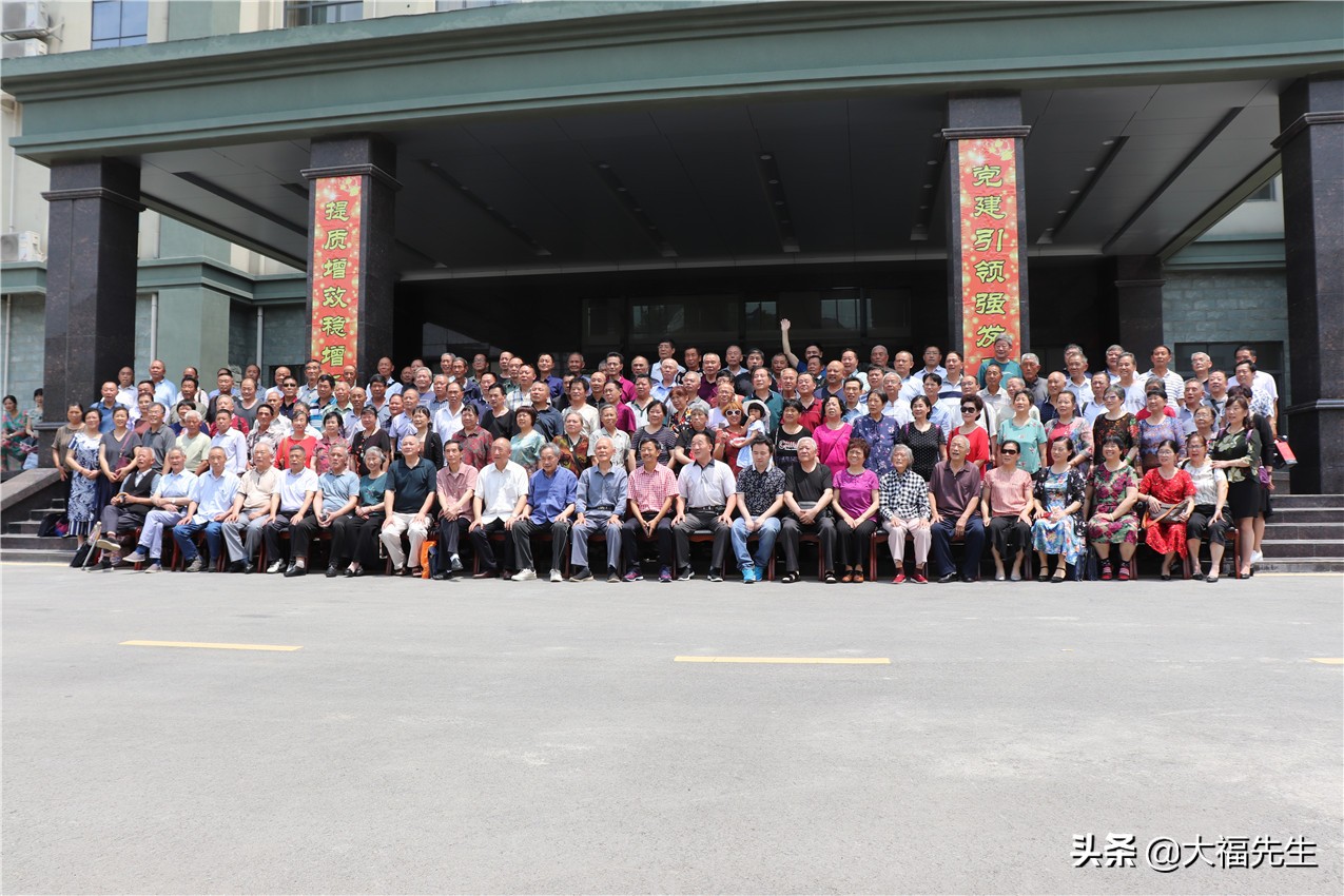 钢铁年代战友重逢,钢铁情怀