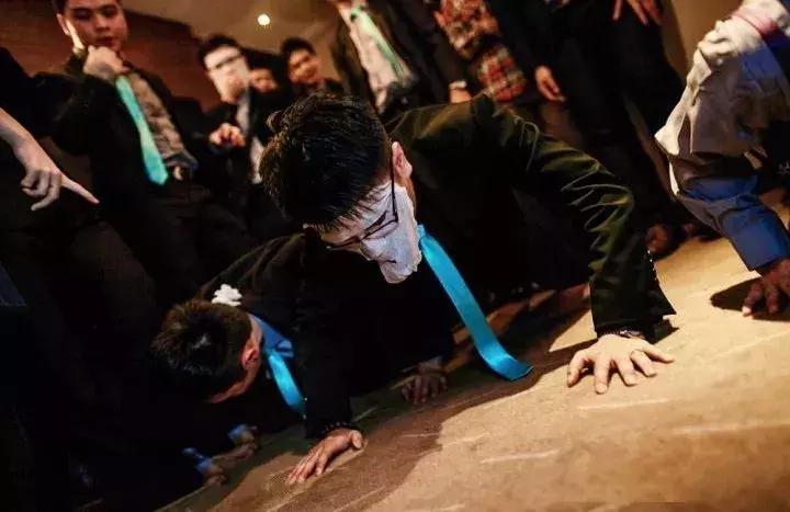 婚礼堵门活跃气氛的游戏,婚礼堵门游戏一般挑几个