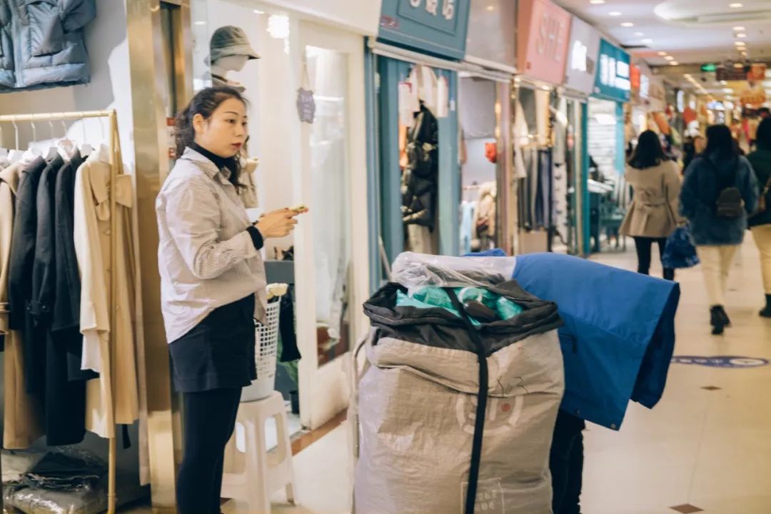 鍗楀潽鍦颁笅璐墿澶╁爞,鍦颁笅鍟嗗満閲嶅簡琚仐蹇樼殑璐墿澶╁爞