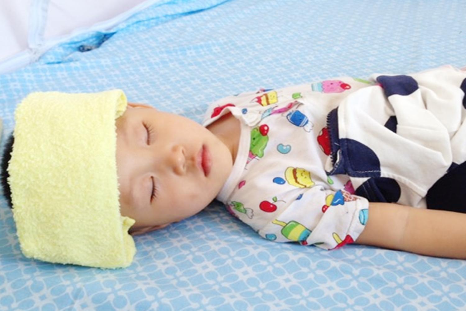 小孩发烧用温毛巾敷额头还是冷水,孩子发烧时可以用湿毛巾敷额头吗