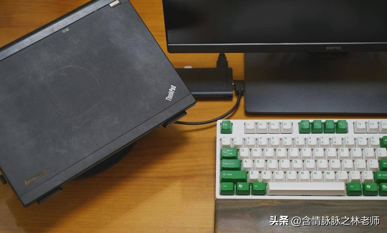 办公桌面打造,笔记本桌搭外接显示器精致布局