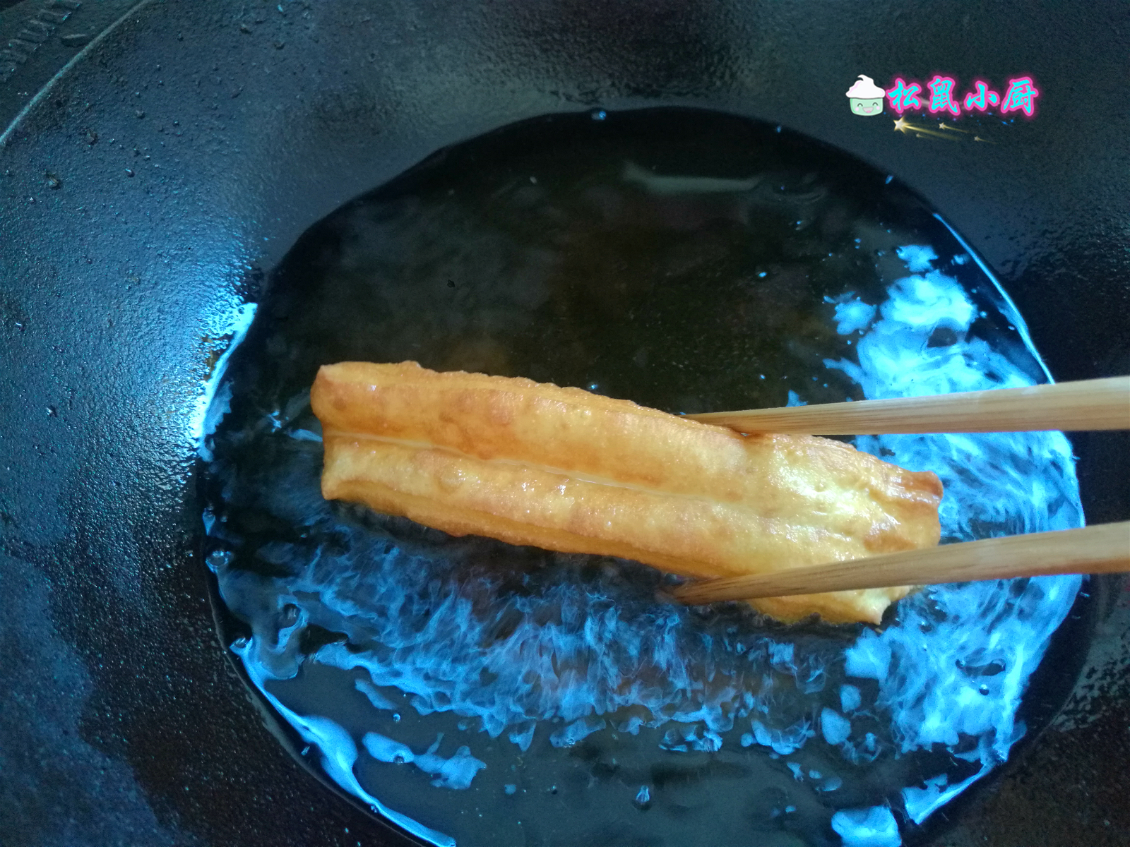 油条师傅教程,油条店老板教你做金黄酥脆大油条