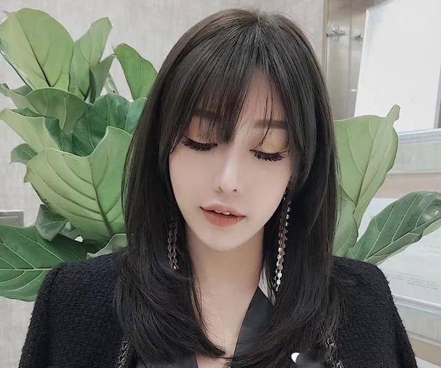 该留多长的头发，让你的身高来决定，剪对了显高还提升气质