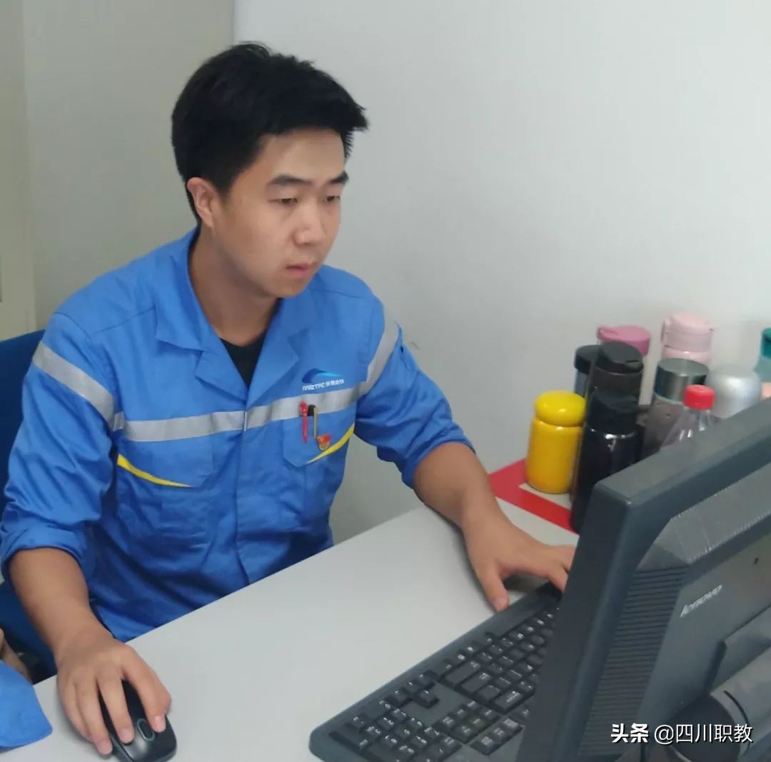 国家骨干邮电通信界翘楚，迎面走来的是四川邮电职院代表队