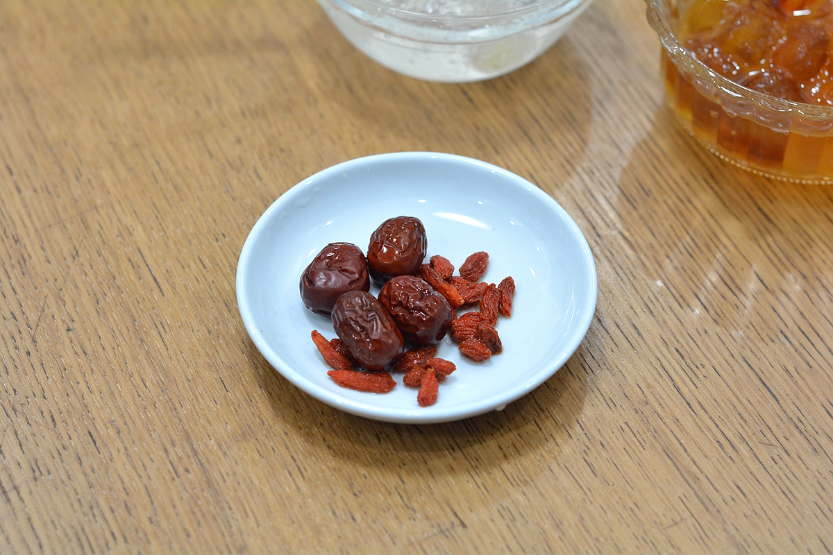 女士喝的桃胶,熬制桃胶羹