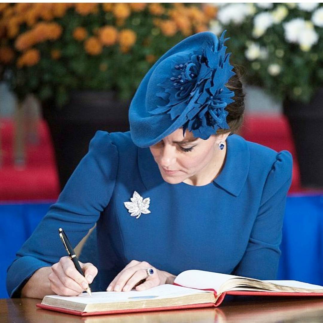 王室女性成员签名照：女王贵气，莱后最霸气，最优雅当属戴妃