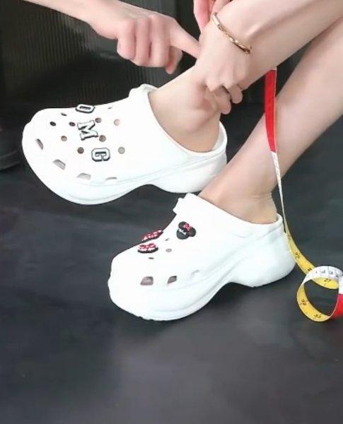 杨幂测量脚踝,17