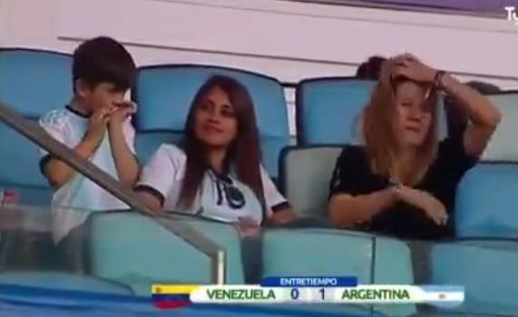 小蒂和洛逸接吻场面,安东内拉前一秒庆祝梅西进球