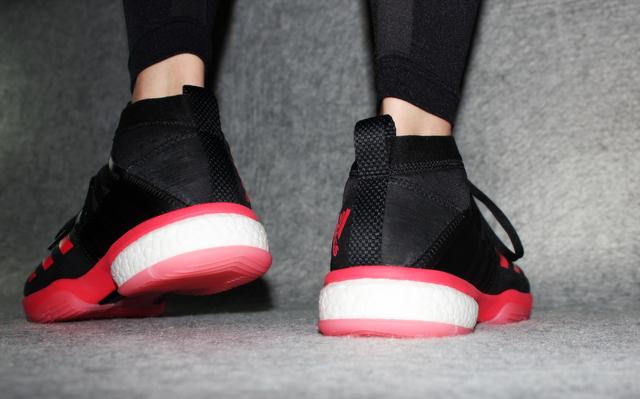 穿上就不想再脱的Q弹，阿迪达斯羽毛球鞋评测