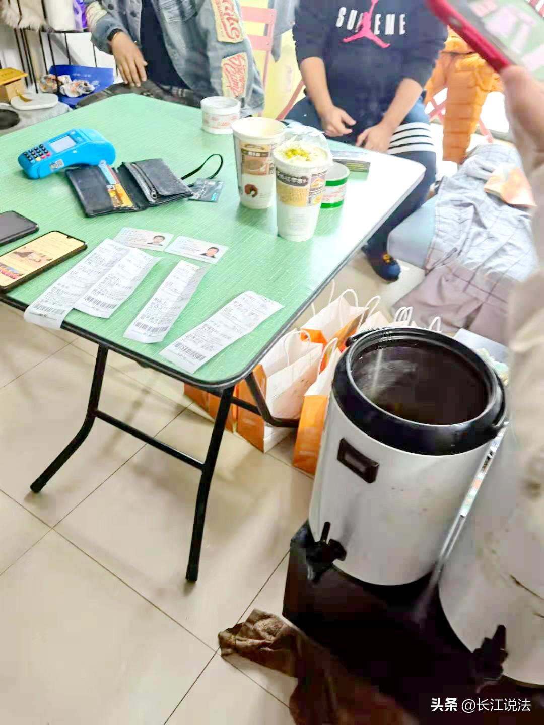 涉嫌虚假宣传网红奶茶店被罚45万,两男子售假网红奶茶被拘