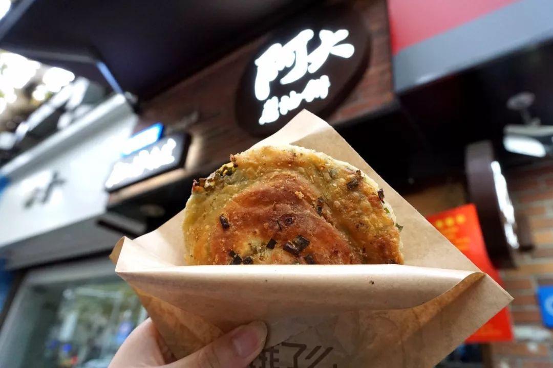 江苏小伙在上海做葱油饼30年,上海最火的葱油饼店