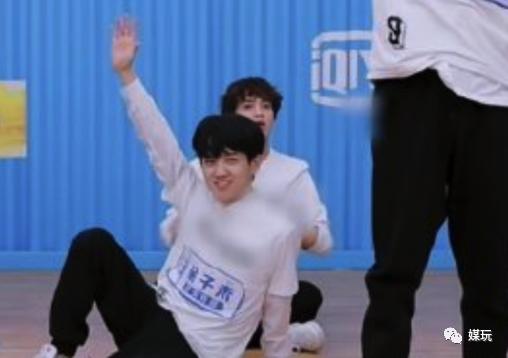 一个镜头60个马赛克，这节目“打码”破纪录了！网友：有骨气