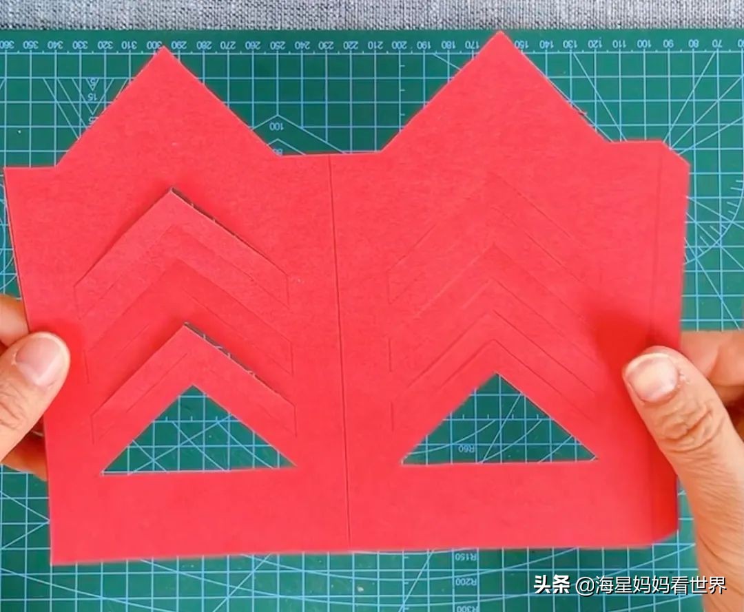 春节喜气洋洋大红灯笼高高挂,红红火火喜气洋洋百家姓灯笼