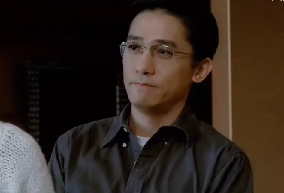 看了香港演员戴眼镜，突然明白了什么叫斯文败类