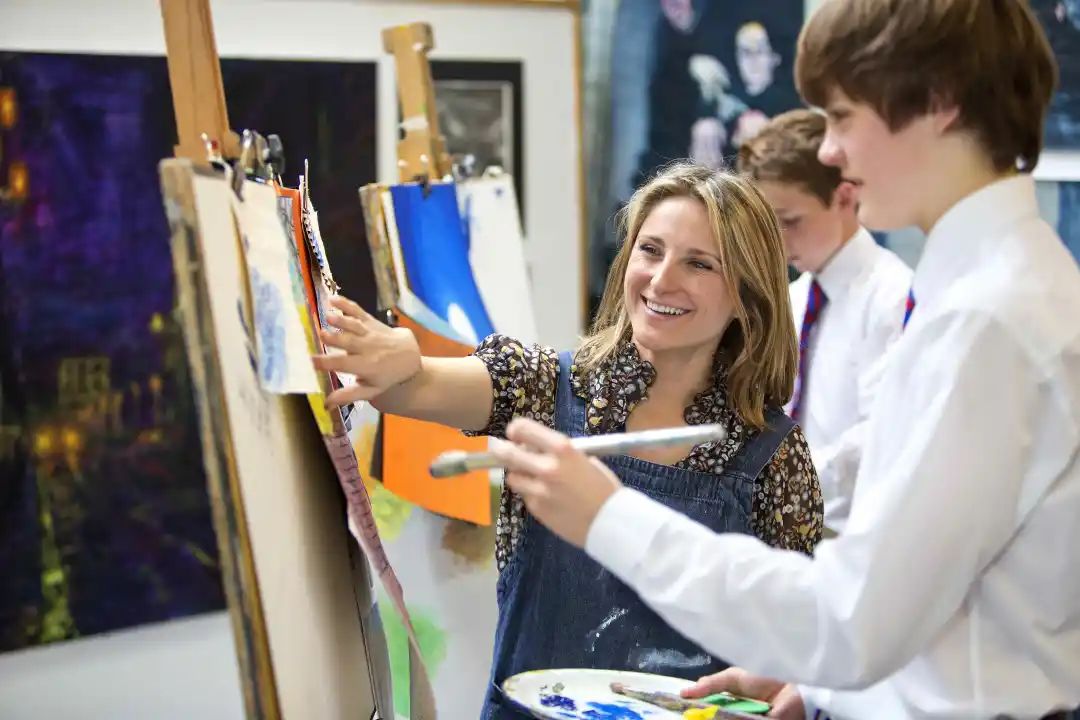 一年级新生一个班100人,一年级新生入学60个班