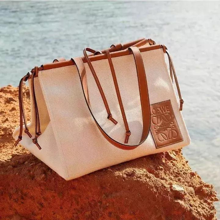 还在执迷于小包？王菲、杨幂早就背上了实用能装的...购物袋？