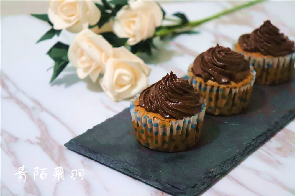 浓香巧克力杯子蛋糕,巧克力杯子坚果蛋糕