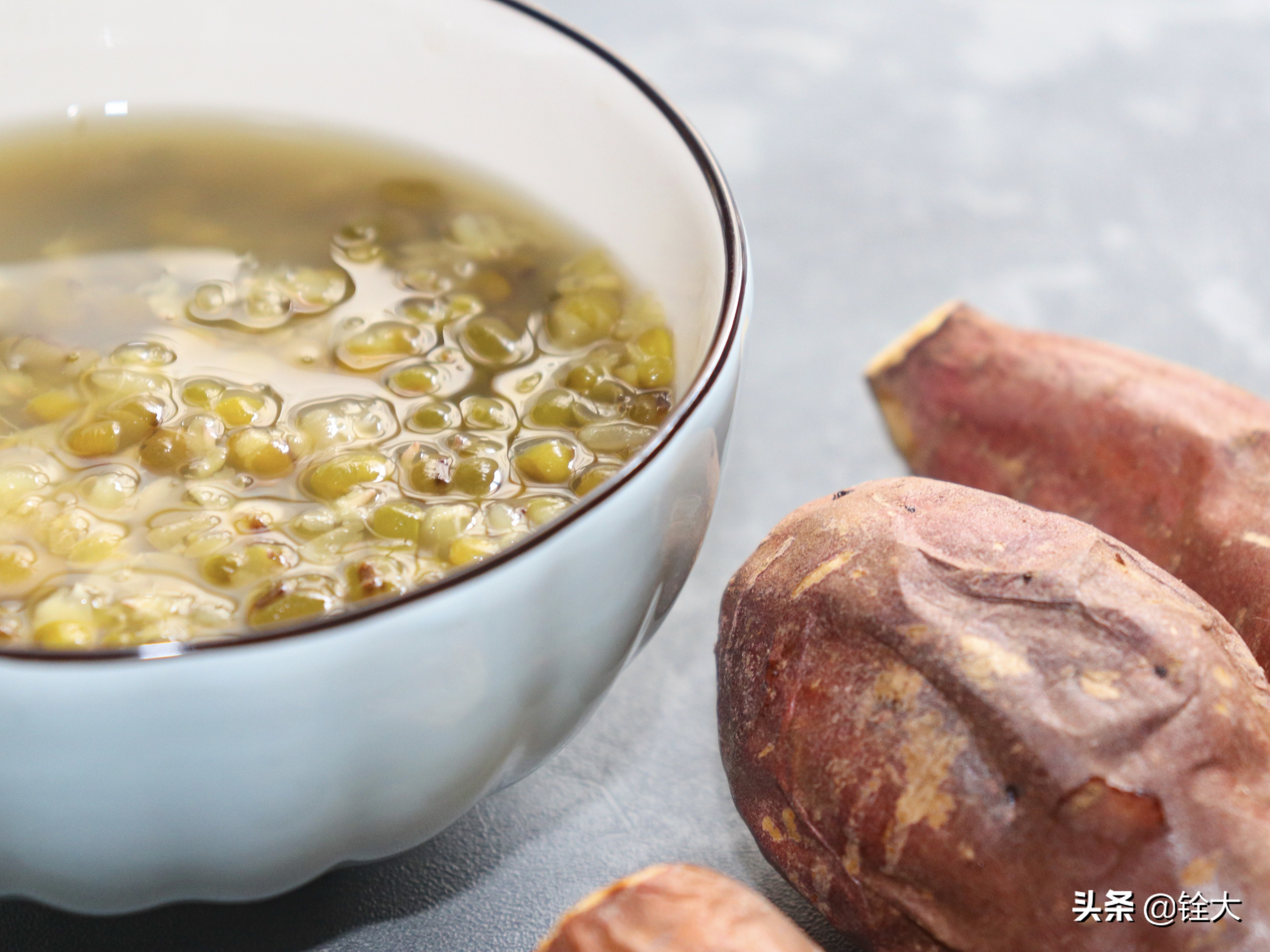 烤红薯香甜可口，而且还是“含钾”之王，再来一碗绿豆汤，美得很