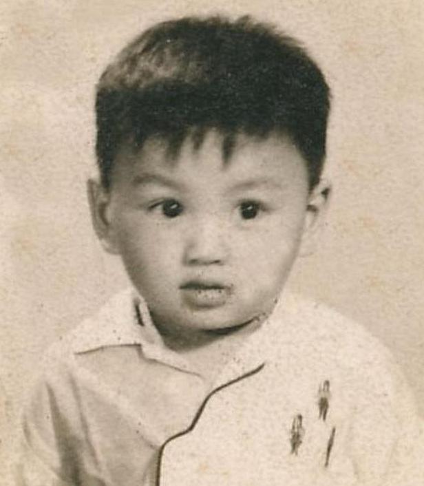 搬尸工逆袭身价过亿，61岁何家劲为初恋守身不婚，路边喝5元糖水