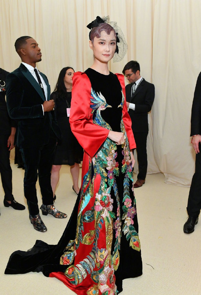 李宇春戛纳红毯黑白套装,李宇春穿高定礼服照