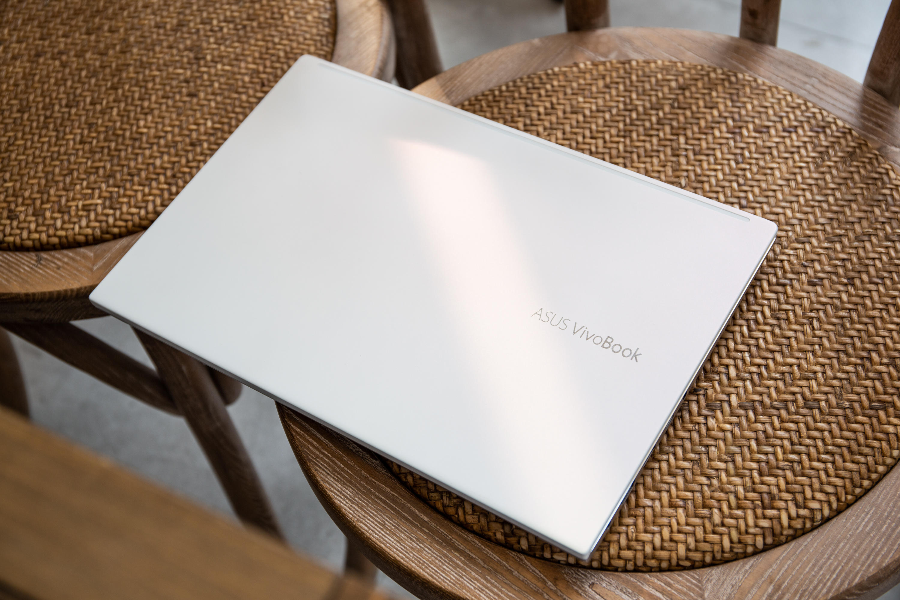 为什么白色更受欢迎呢,为什么白色手机最经典