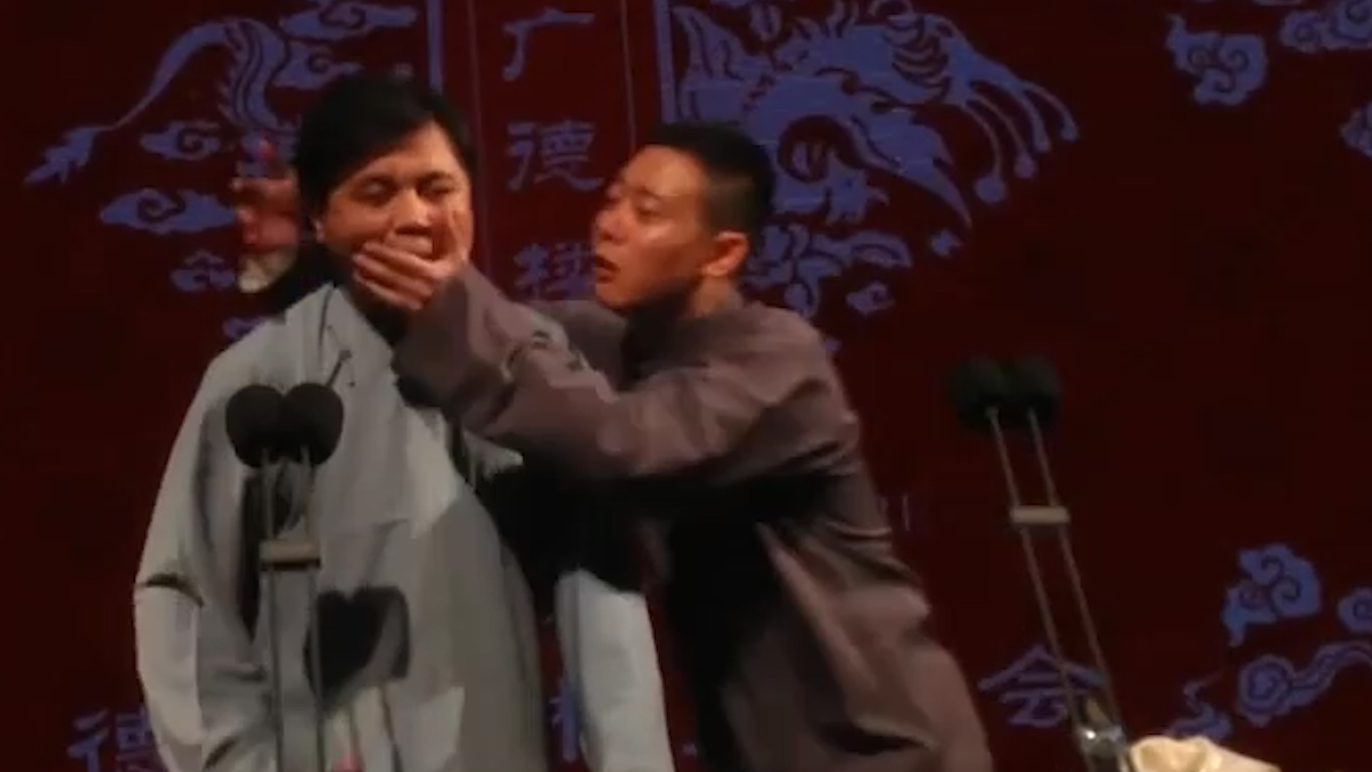 岳云鹏向男足道歉，高峰被国安粉丝堵，女足胜利后德云社争议不断