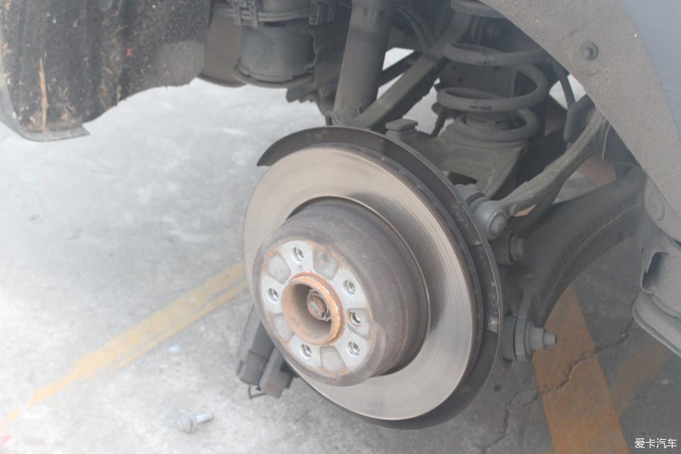 宝马x5前刹车盘标准厚度,宝马x5更换手制动电脑