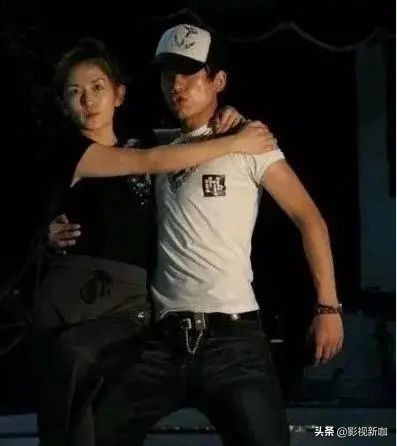 谢娜张杰抱女儿晒太阳,谢娜晒双胞胎女儿