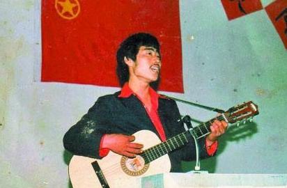 旭日阳刚的落魄，也是“草根”的无奈：昔日多风光，如今多落魄