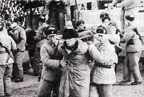 51年毛主席三次怒发批示！亲临秘书墓前痛哭：祖炎啊，我来看你了