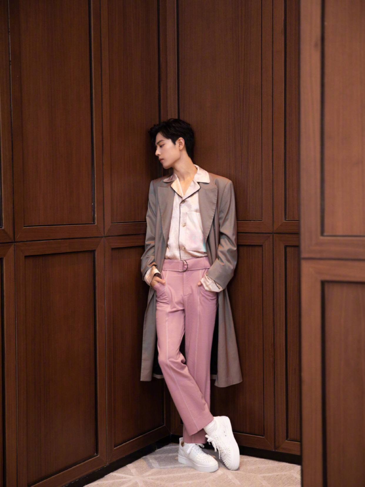 肖战穿搭夏款风衣,肖战穿红色风衣帅气十足