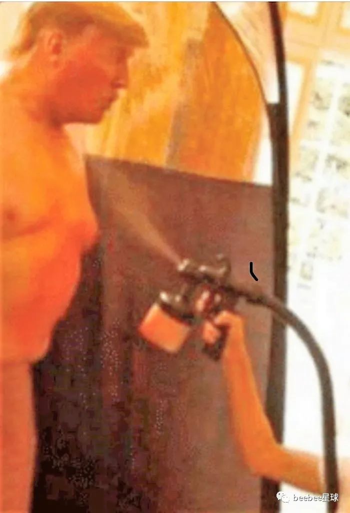 为什么老特的眼袋是白色的？