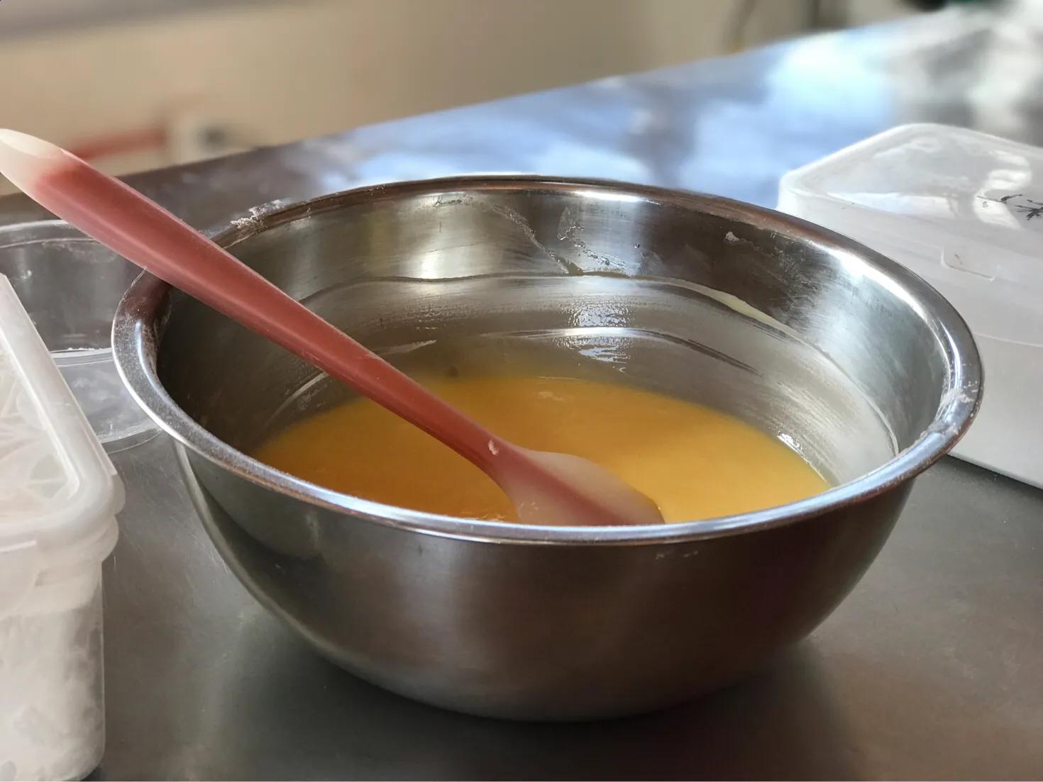 如何自制戚风蛋糕卷,草莓酱戚风蛋糕卷做法烤箱