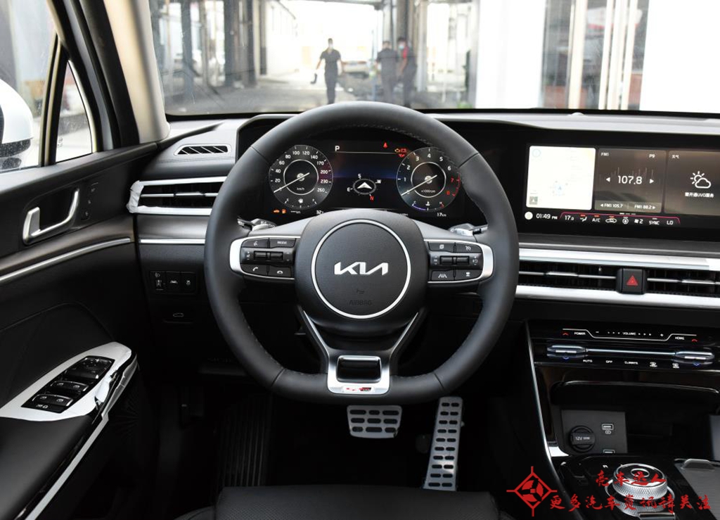 起亚k52021款380tgt-line焕新版内饰,11万公里的起亚k5还值得买吗