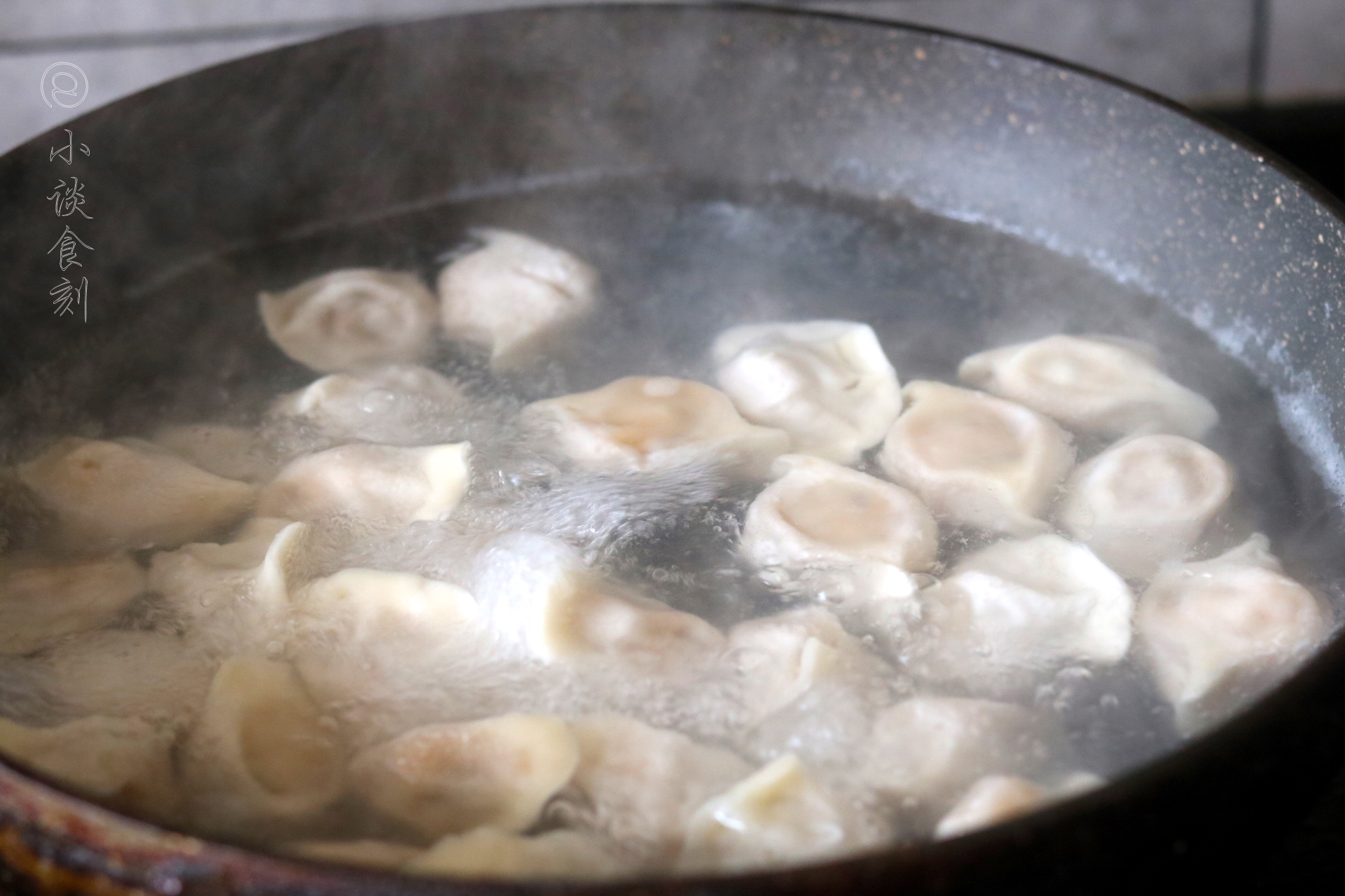 煮冻饺子开裂,煮冻饺子粘锅怎么办