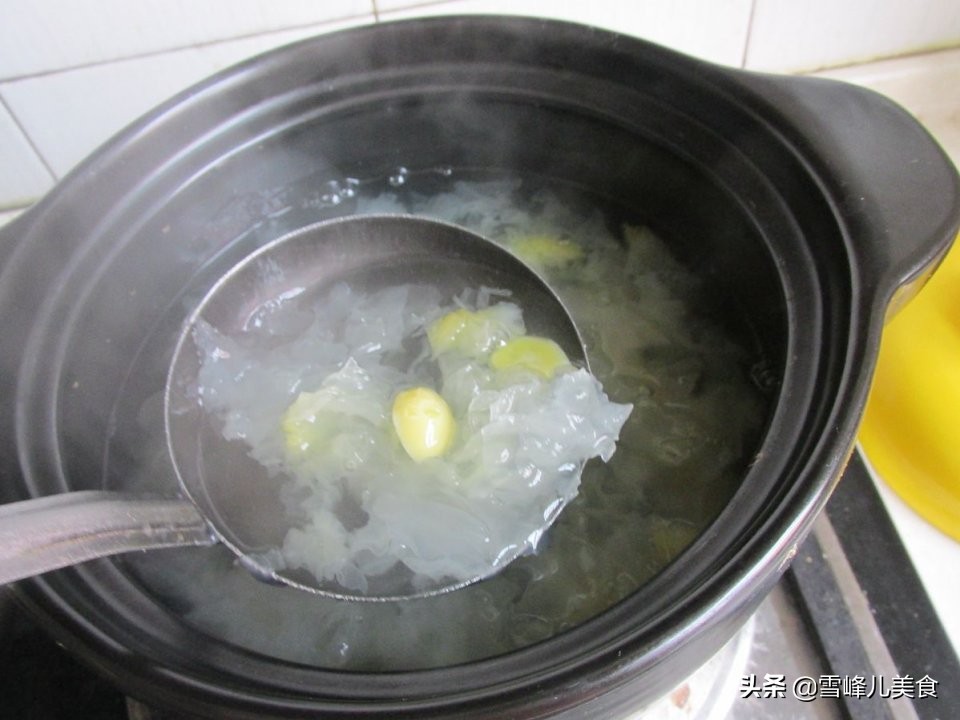 妈给我带了一兜白果，告诉我常做个汤喝，对身体好