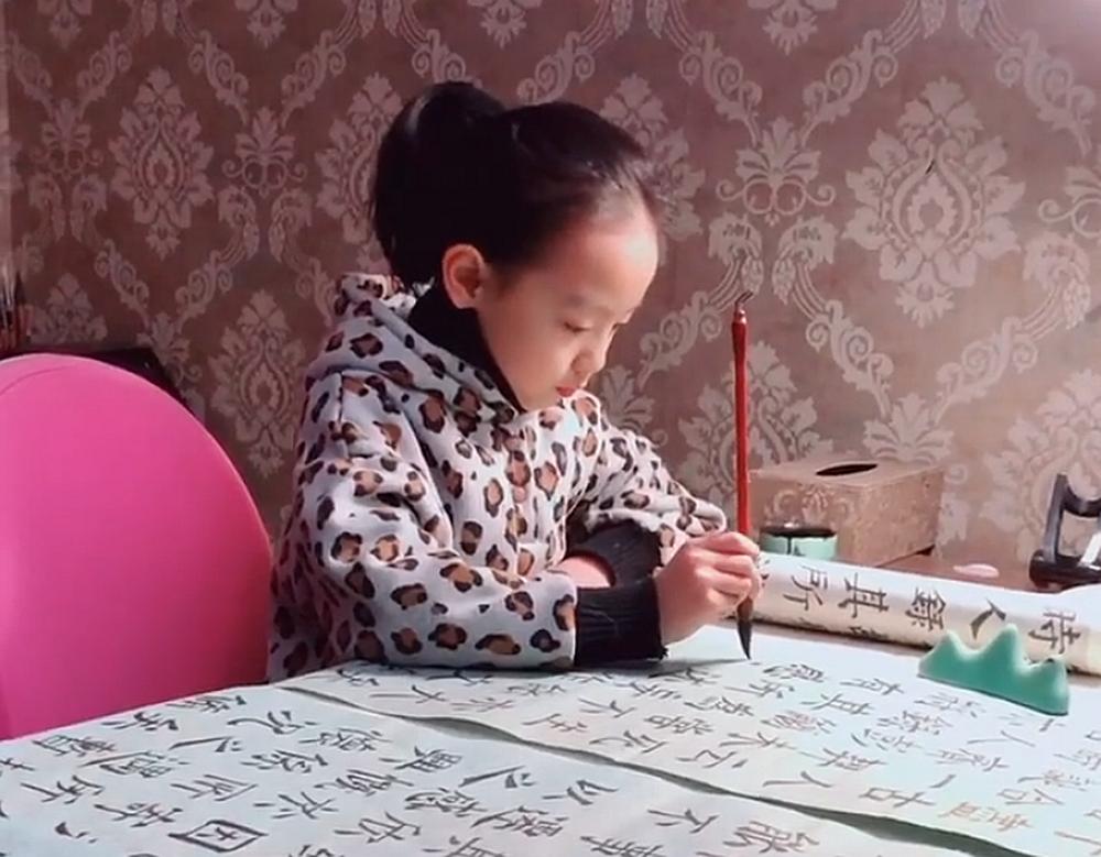 自律的孩子试卷笔迹,小学生作业字迹走红网络