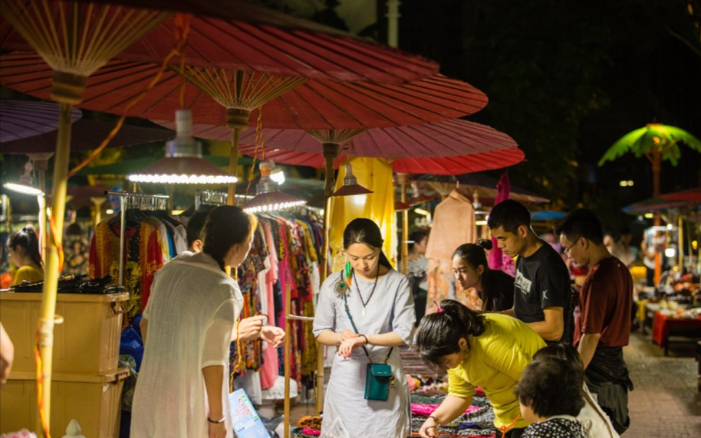 西双版纳地处祖国西南边陲,西双版纳当地人靠什么生活