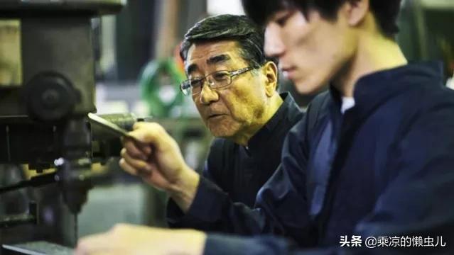 *底卧**(小小说)