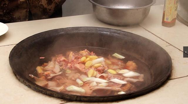 炖肉时上面的浮沫要不要盛出扔掉,炖肉时为什么要撇去浮沫