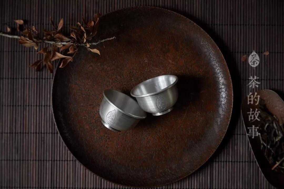 用银杯喝茶到底怎么样？我们对比了这些茶类发现...