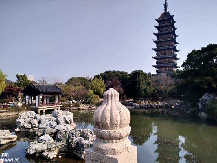 手机掉水里当场拿起来,手机掉入水中还可以正常使用